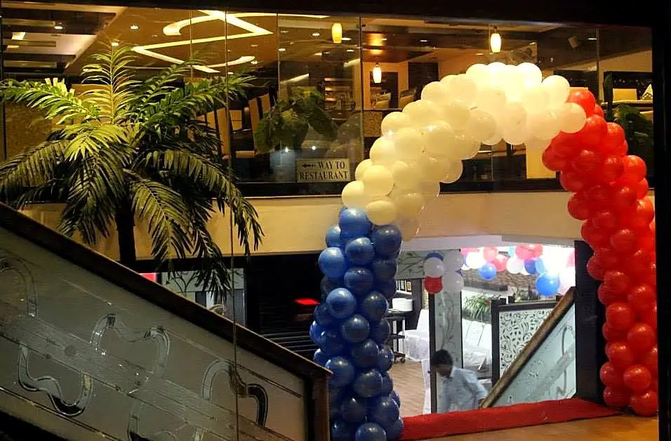 Balloon arch at the staircase